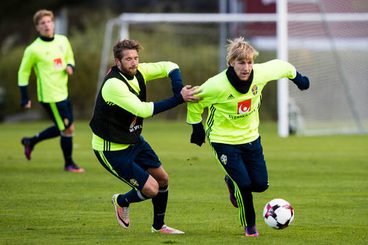 Marcus Rohdén i kamp om bollen med Emil Forsberg