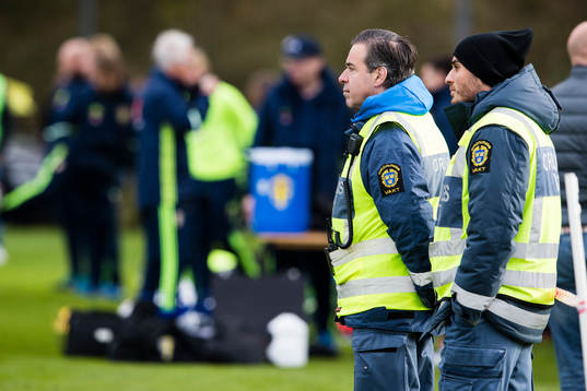 Ordningsvakter följer spelet