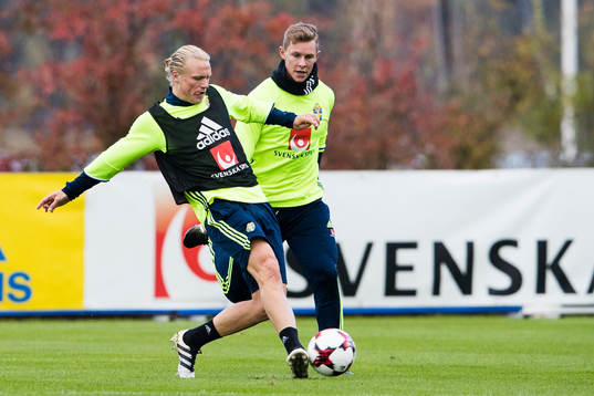 Oscar Hiljemark i kamp om bollen med Emil Krafth
