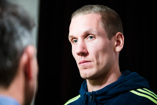 Robin Olsen i mixed zone
