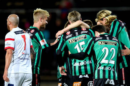 Varbergs Ivan Näsberg jublar med lagkamraterna