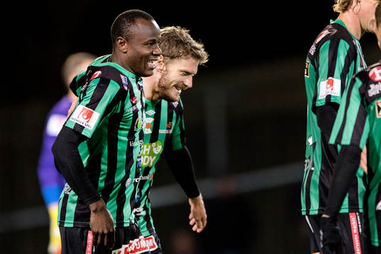 Varbergs Nsima Peter och Karl Söderström jublar