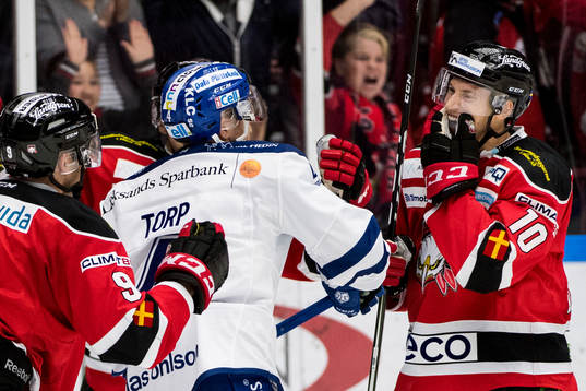 Malmö Redhawks Robin Alvarez (th) jublar