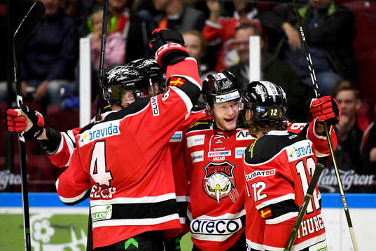 Malmö Redhawks Kim Rosdahl jublar med lagkamrater
