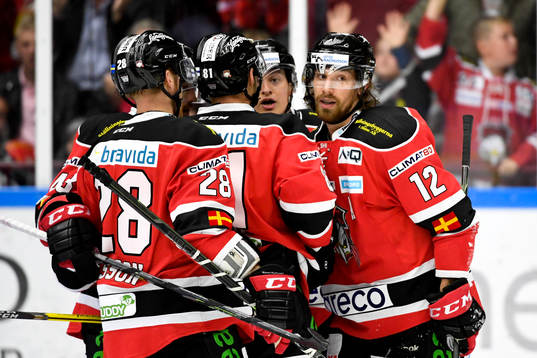Malmö Redhawks Andreas Thuresson jublar med lagkamrater