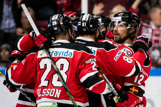Malmö Redhawks Andreas Thuresson (th) jublar med