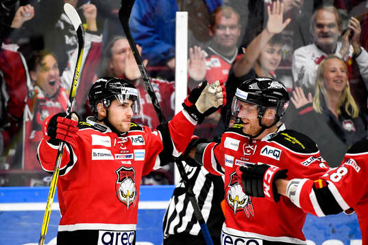 Malmö Redhawks Konstantin Komarek och Frederik Storm jublar