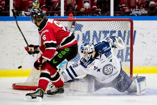Leksands målvakt Henrik Haukeland räddar ett friläge