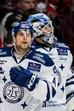 Leksands Nichlas Torp och målvakt Henrik Haukeland deppar