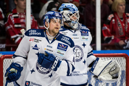 Leksands Nichlas Torp och målvakt Henrik Haukeland deppar