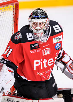 Piteås målvakt Albin Ström på uppvärmningen