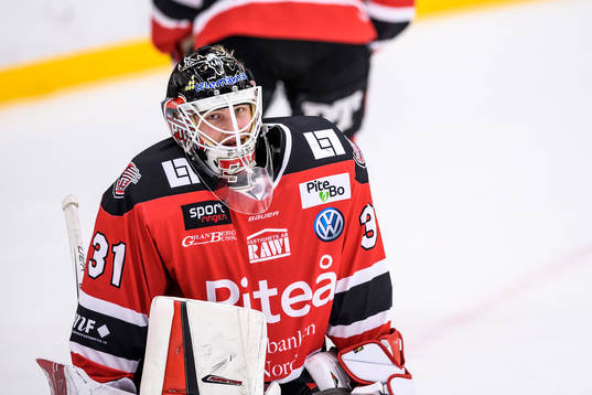 Piteås målvakt Albin Ström på uppvärmningen