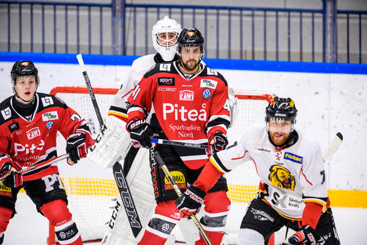 Piteås Johannes Tornberg står framför Lejons målvakt