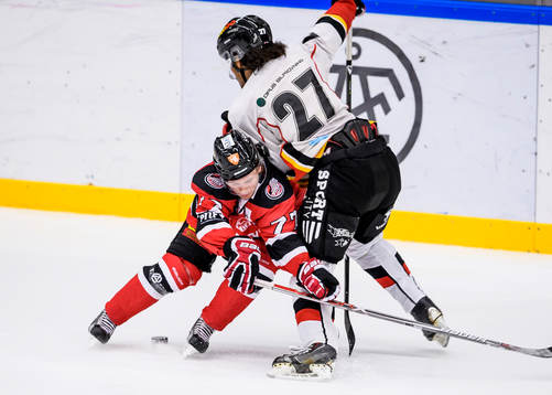 Piteås Isak Pantzare tacklar Lejons Malcolm Zander
