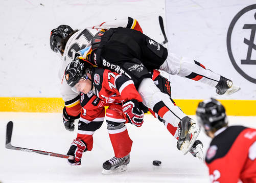 Piteås Isak Pantzare tacklar Lejons Malcolm Zander