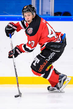 Piteås Magnus Isaksson med pucken