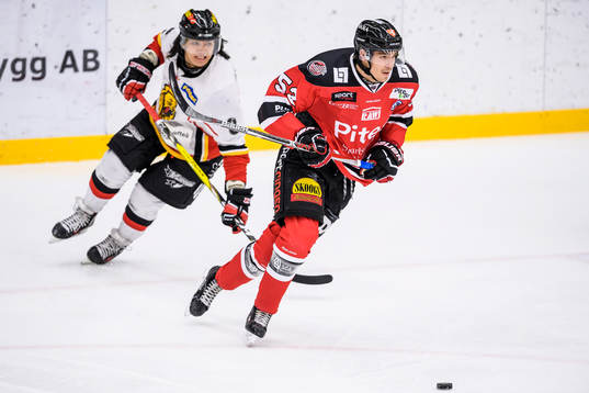 Piteås August Tornberg jagas av Lejons Johan Bölander