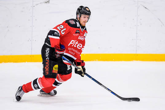Piteås Carl Becker med pucken