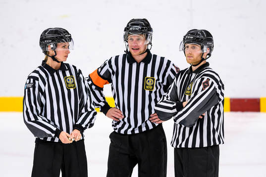 Domarna Anna Hammar (v), Jonas Tossman (m) och Axel Andrum