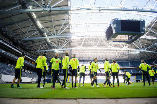 Sveriges spelare värmer upp på friends arena