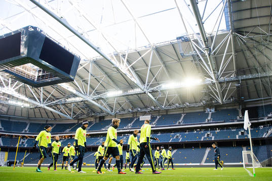 Sveriges spelare värmer upp på friends arena