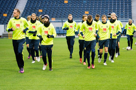 Sveriges Andreas Granqvist och Jimmy Durmaz längst fram