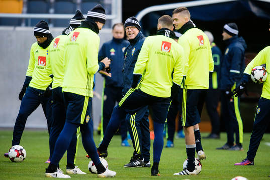 Sveriges förbundskapten Janne Andersson samlar spelarna