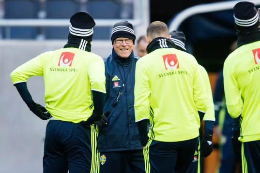 Sveriges förbundskapten Janne Andersson samlar spelarna