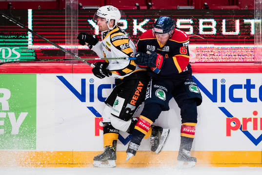 Skellefteås Andrew Calof tacklas av Djurgårdens Markus