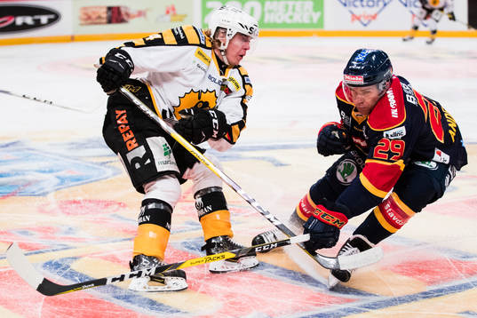 Skellefteås Andreas Wingerli och Djurgårdens Matt Anderson