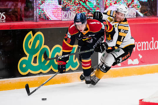 Djurgårdens Adam Ollas Mattsson i kamp om pucken med