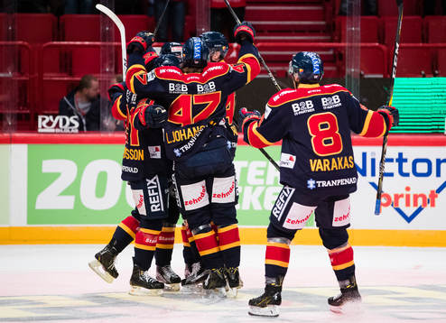 Djurgårdens Linus Johansson och Ville Varakas jublar