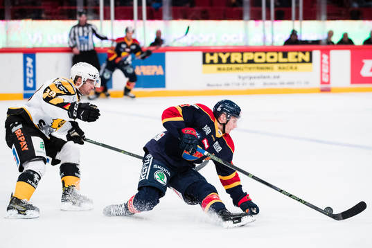 Skellefteås Andrew Calof jagar Djurgårdens Markus Ljung