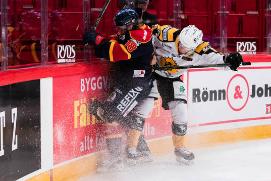 Djurgårdens Juuso Ikonen trycks in i sargen av