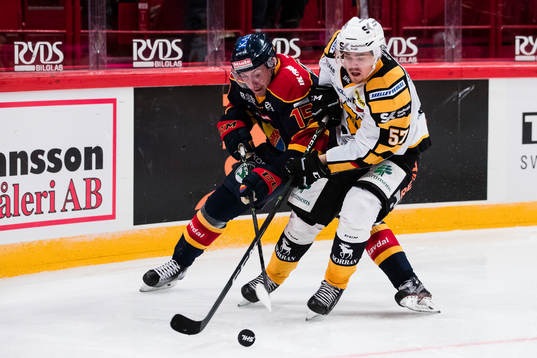 Djurgårdens Albin Lundin i kamp om pucken med Skellefteås