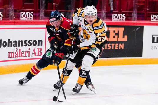 Djurgårdens Albin Lundin i kamp om pucken med Skellefteås