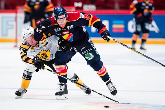 Skellefteås Sebastian Ohlsson i kamp om pucken med