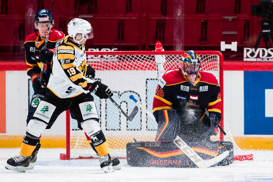 Djurgårdens målvakt Mikael Tellqvist med en räddning