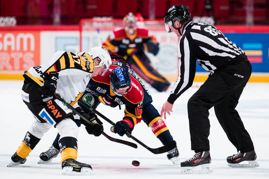 Skellefteås Pär Lindholm tekar mot Djurgårdens Markus