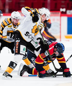 Skellefteås Pär Lindholm i kamp om pucken med