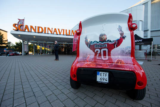 En bil stripead med Frölunda bild utanför Scandinavium