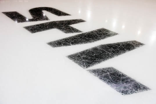 SHL logo på isen innan ishockeymatchen i SHL mellan
