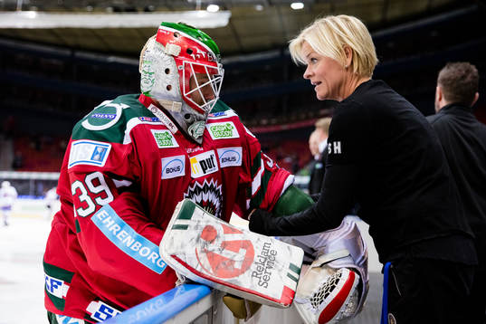 Frölundas målvakt Dan Bakala får hjälp med utrustningen