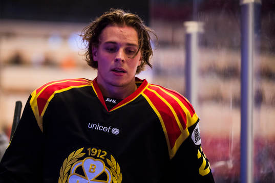 Brynäs Lucas Carlsson före ishockeymatchen i SHL mellan