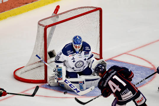 Linköpings Broc Little med målchans mot Leksands målvakt