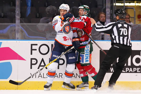 Växjös Adam Brodecki och Frölundas Patrik Carlsson i
