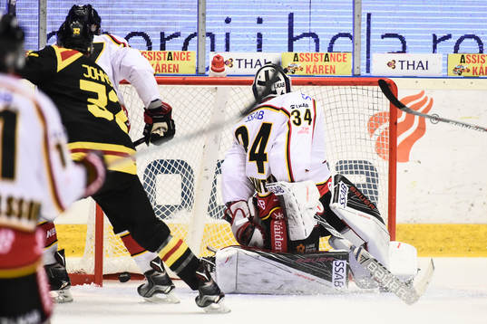 Luleås målvakt Joel Lassinatti vänder sig om och ser 1-1