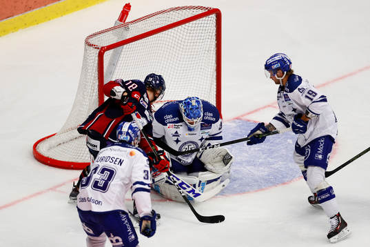Linköpings Jacob Lilja med målchans mot Leksands målvakt
