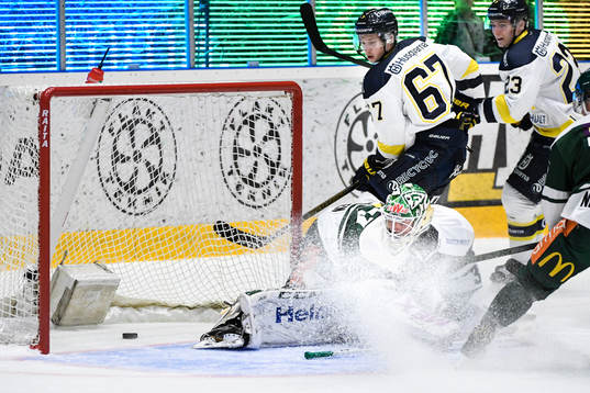 s Christoffer Törngren gör 2-1 bakom Färjestads målvakt