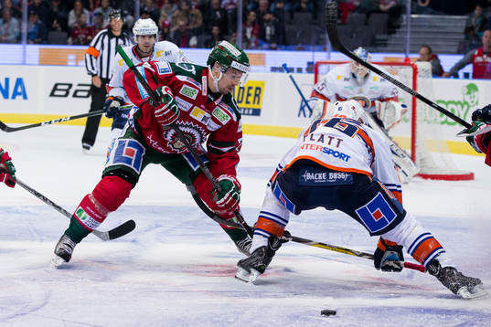 Frölundas Patrik Carlsson  tekar mot Växjös Geoff Platt